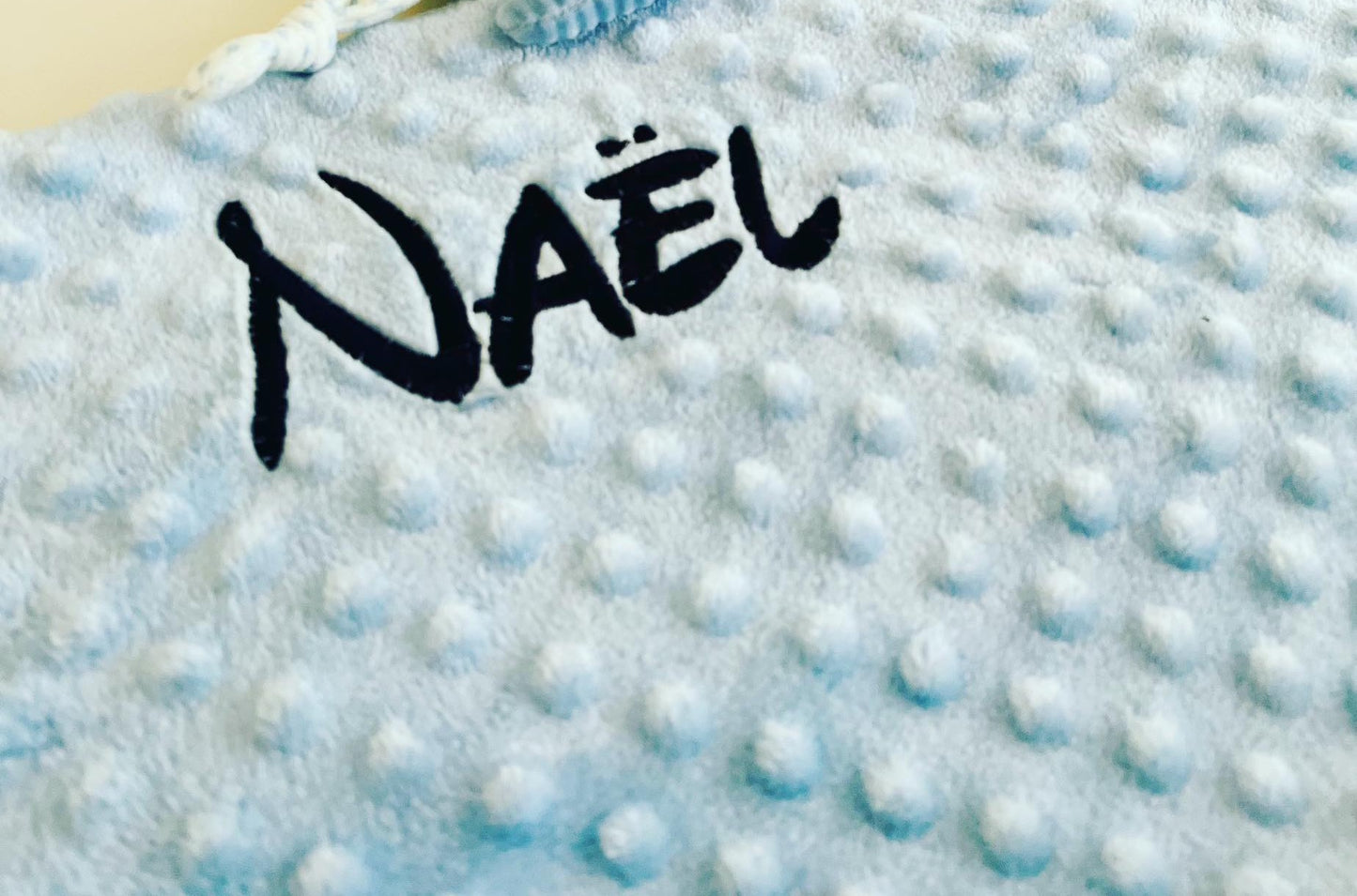 Personalisierte Babydecke mit Stickerei