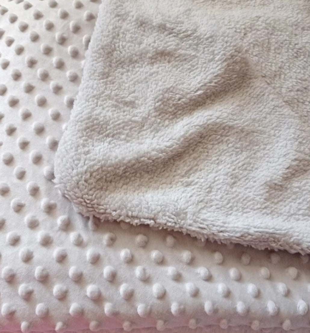 Personalisierte Babydecke mit Stickerei